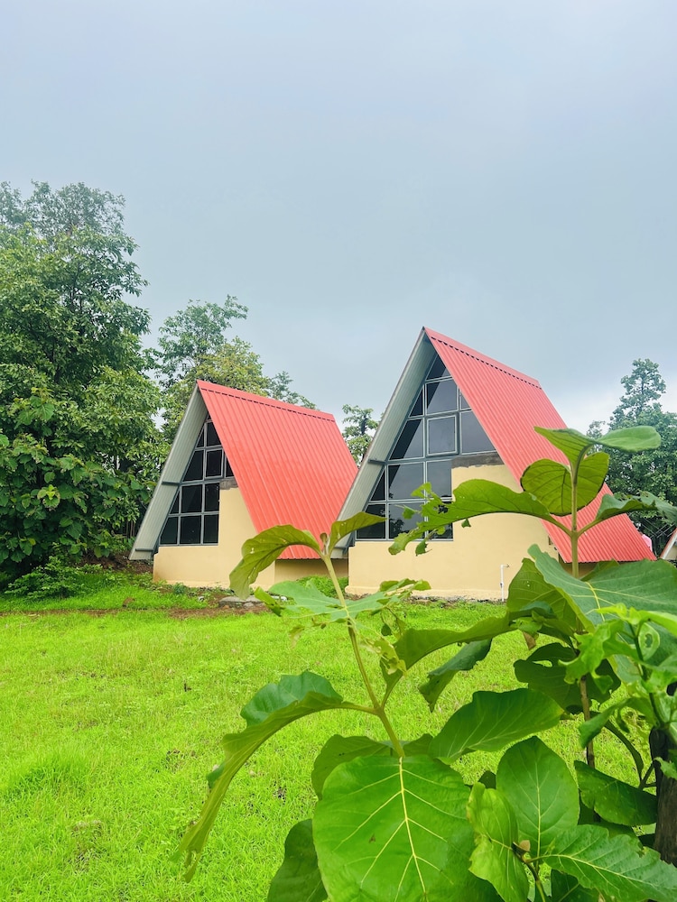 huts and hunters resort saputara