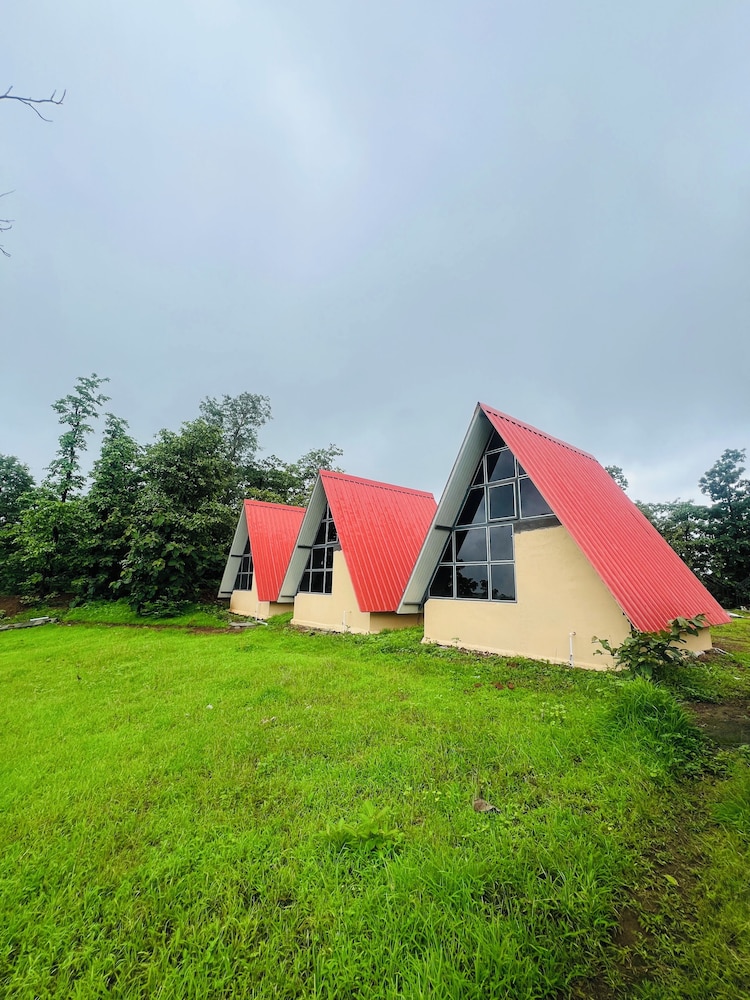 huts and hunters resort saputara