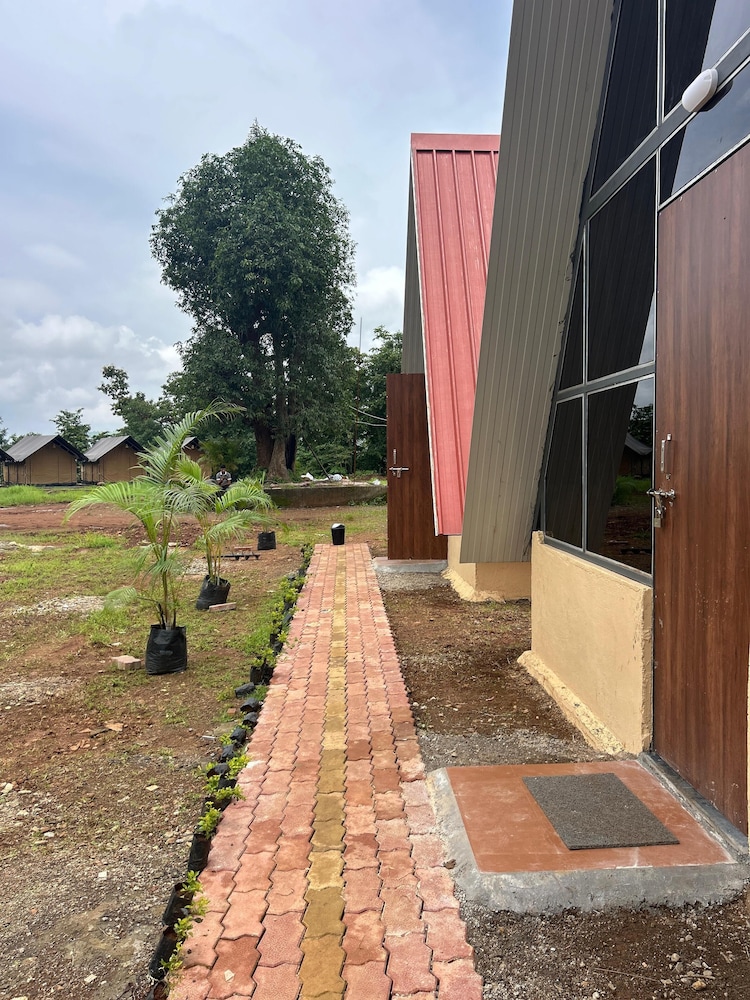 huts and hunters resort saputara