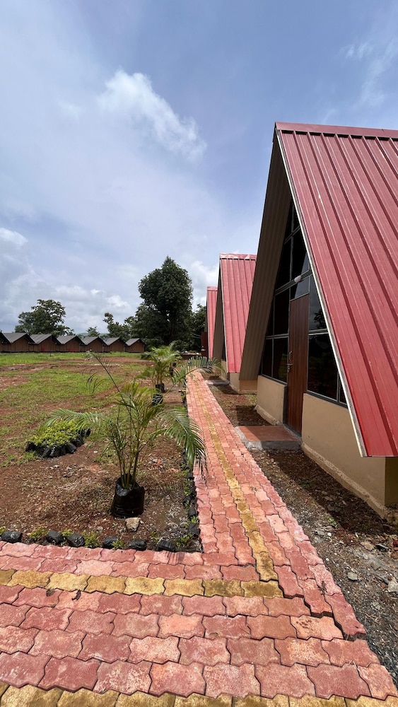 huts and hunters resort saputara