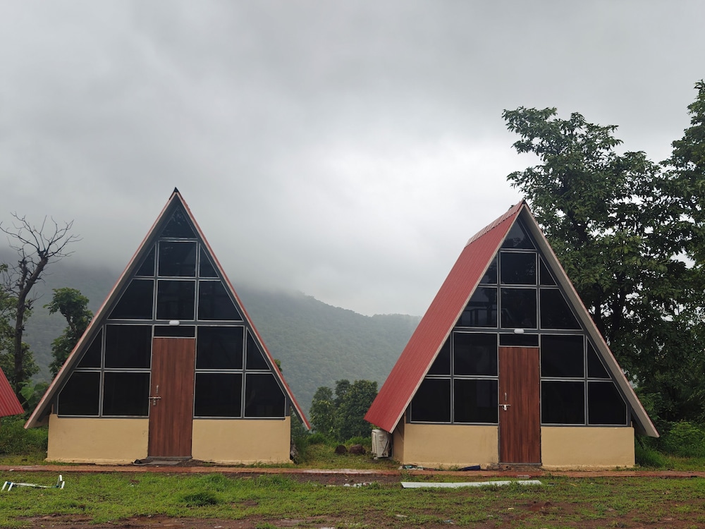 huts and hunters resort saputara