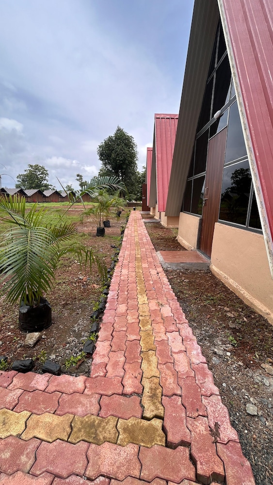 huts and hunters resort saputara