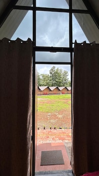 huts and hunters resort saputara