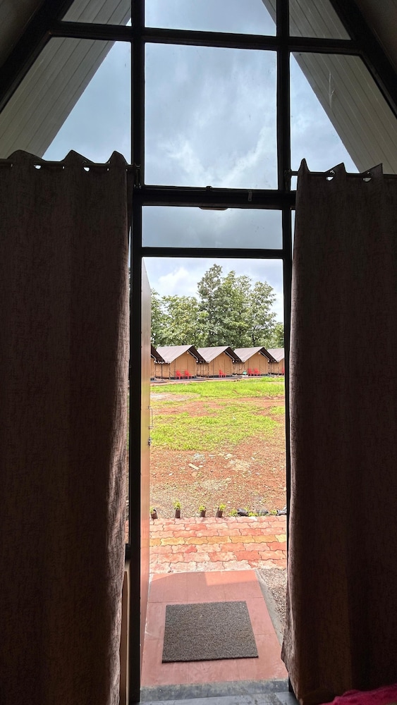 huts and hunters resort saputara