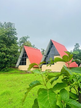 huts and hunters resort saputara