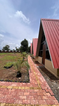 huts and hunters resort saputara