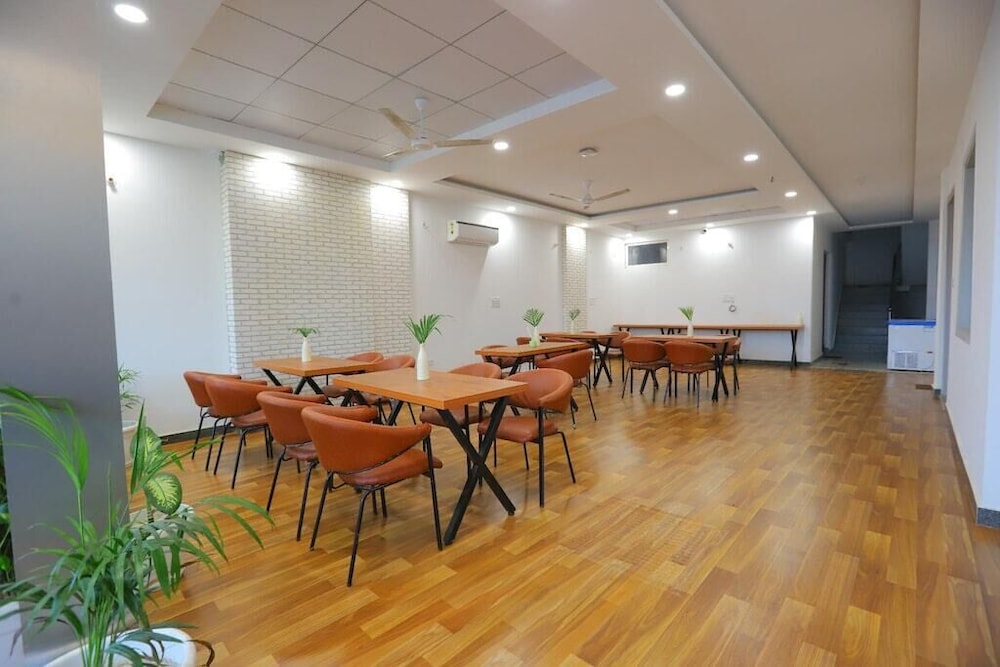 hotel the anvi residency sector 132