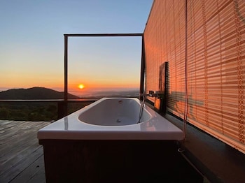 4000Dao-A Hilltop Hideaway Experience,,0 star