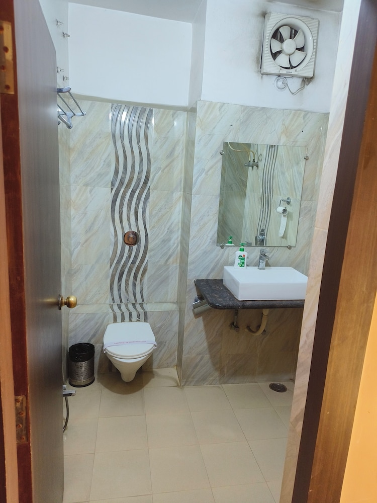 hotel ashirbad i comfort near railway station