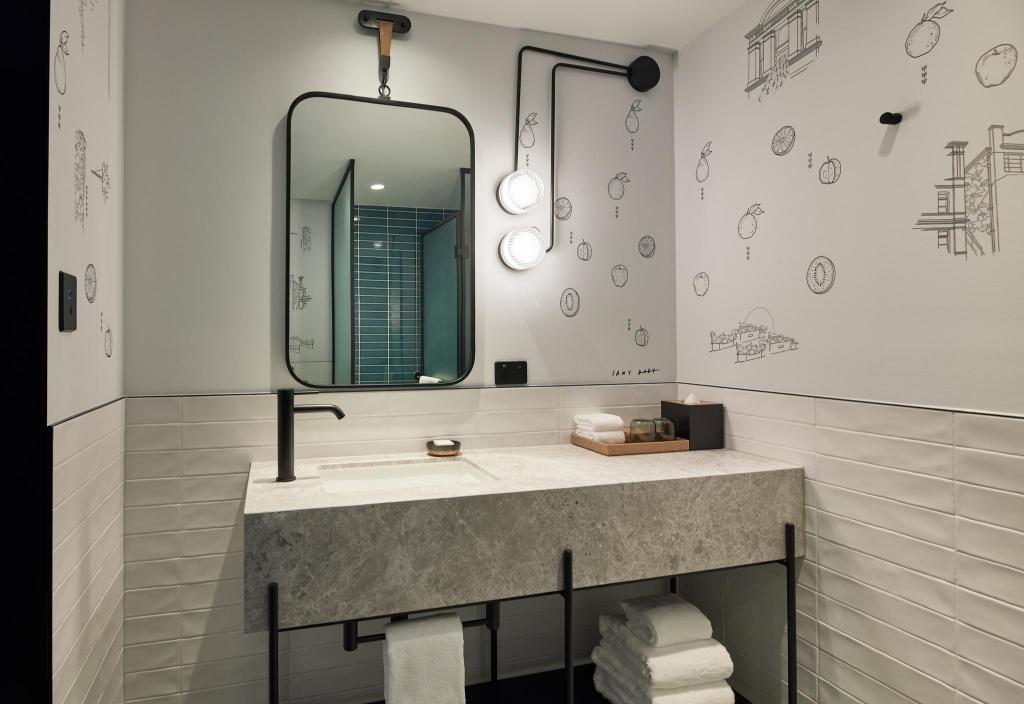 caption by hyatt central sydney