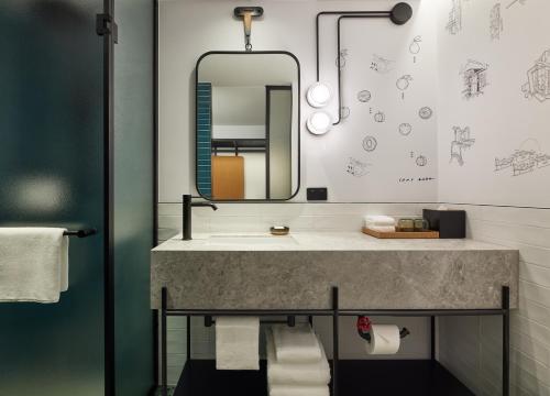 caption by hyatt central sydney