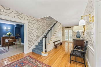 Charm On Main,2553 Main Street,3 star