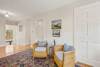 Charm On Main,2553 Main Street,3 star