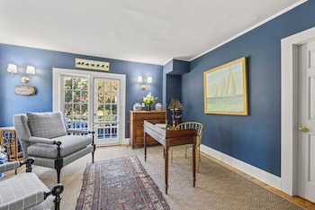 Charm On Main,2553 Main Street,3 star