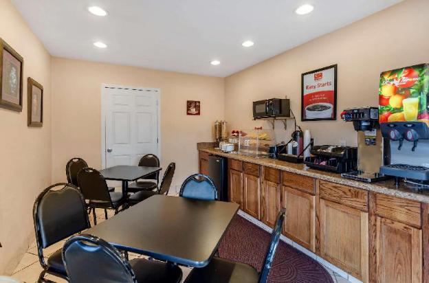 econo lodge civic center