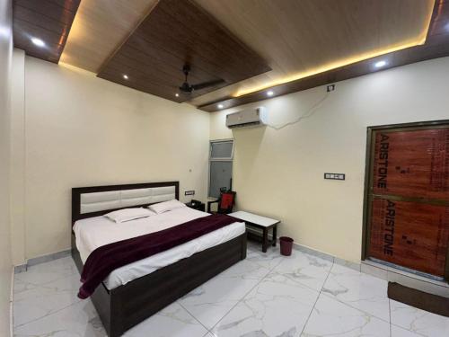 Shree Radhe Palace,,2 star