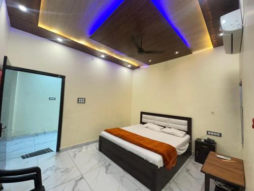 Shree Radhe Palace,,2 star