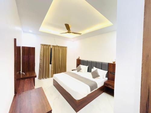 Hotel Omkar Palace,,2 star