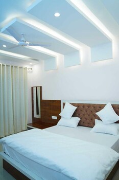 hotel mandakini palace