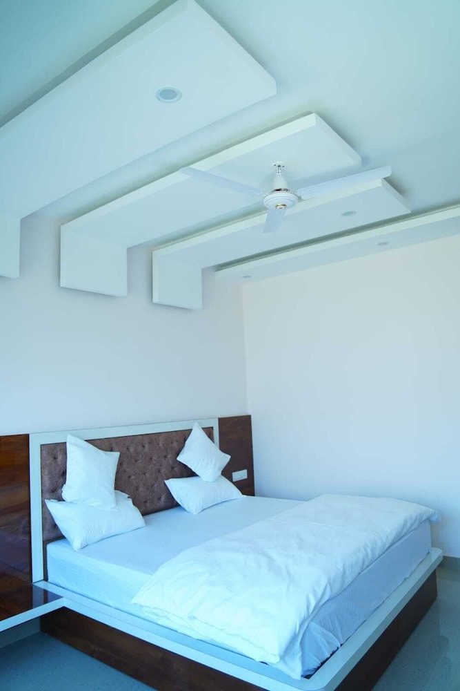 hotel mandakini palace