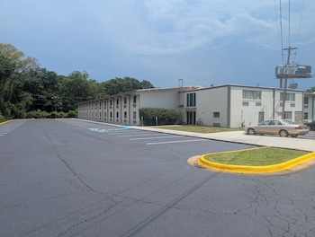 forsyth inn and suites