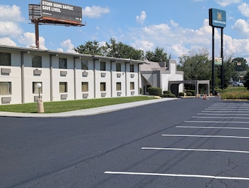 forsyth inn and suites