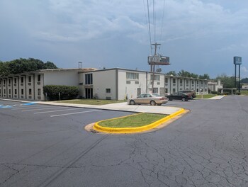 forsyth inn and suites