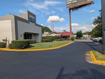 forsyth inn and suites