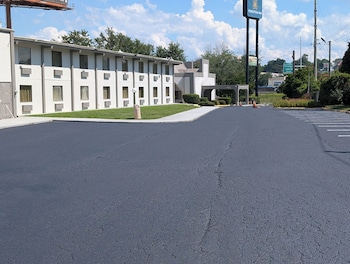 forsyth inn and suites