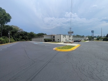 forsyth inn and suites