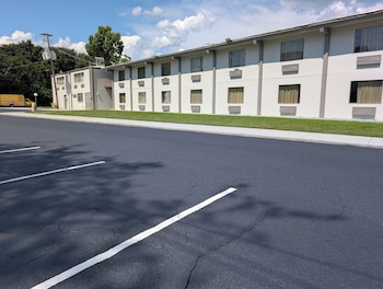 forsyth inn and suites