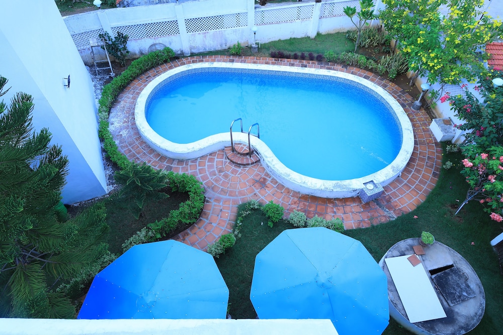 anton white villas resort