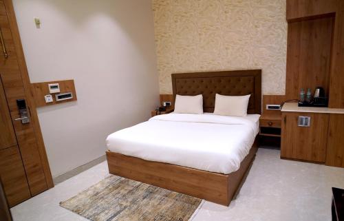 Shri Damodar Dham,,4 star