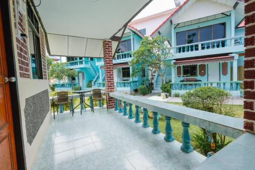 charung by the sea