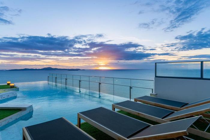 sea view room great location n