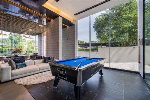 sea view room great location n