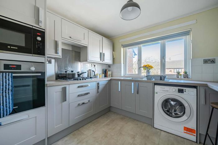 stylish 2br apartment near mcr airport