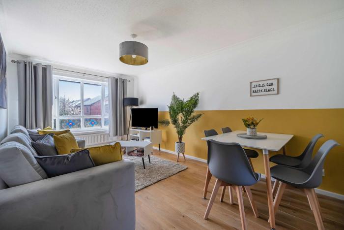 stylish 2br apartment near mcr airport