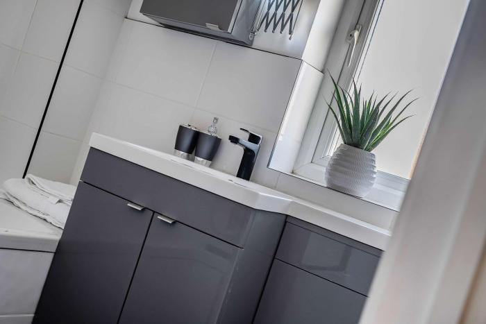 stylish 2br apartment near mcr airport
