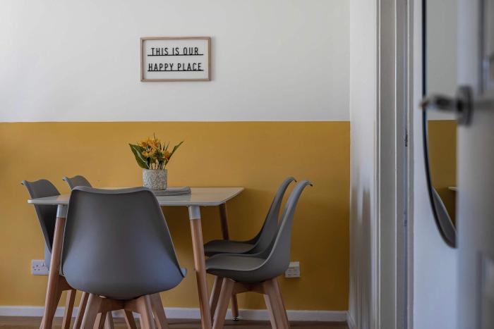 stylish 2br apartment near mcr airport