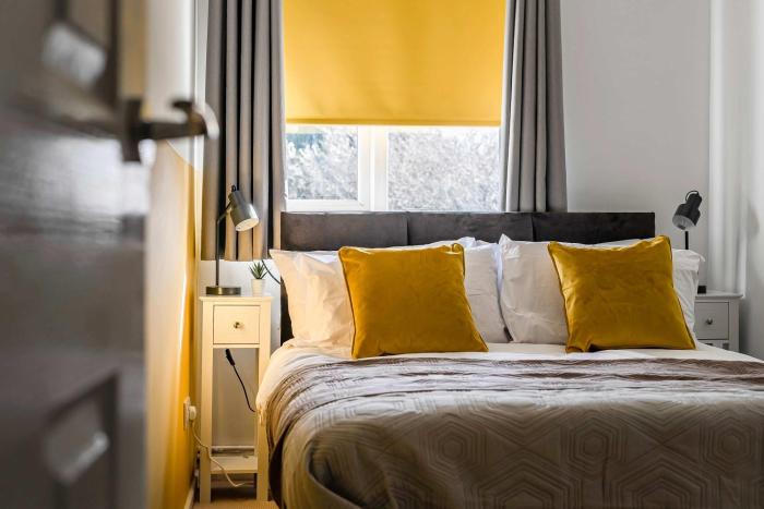 stylish 2br apartment near mcr airport