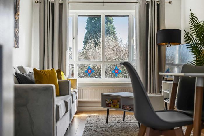 stylish 2br apartment near mcr airport