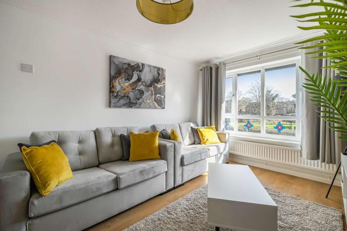 stylish 2br apartment near mcr airport