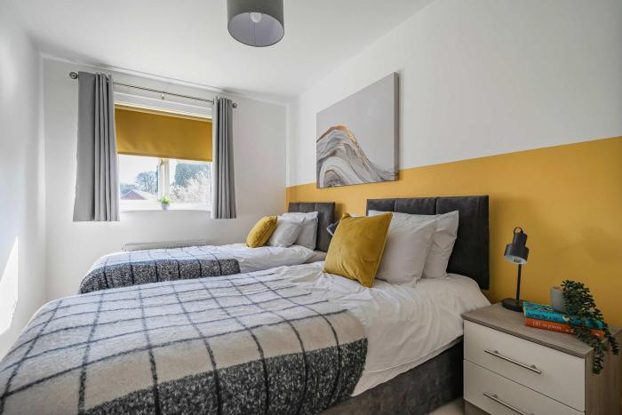 stylish 2br apartment near mcr airport
