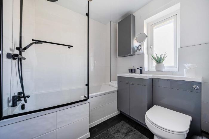 stylish 2br apartment near mcr airport