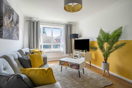 stylish 2br apartment near mcr airport