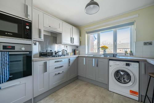 stylish 2br apartment near mcr airport