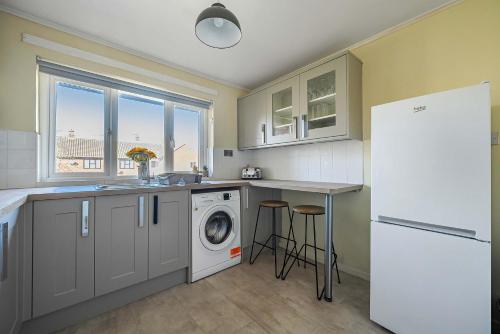 stylish 2br apartment near mcr airport