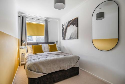 stylish 2br apartment near mcr airport