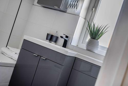 stylish 2br apartment near mcr airport